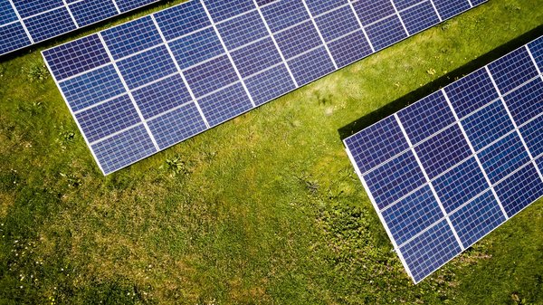 Quels sont les avantages de l'intégration de l'énergie solaire dans les bâtiments résidentiels?