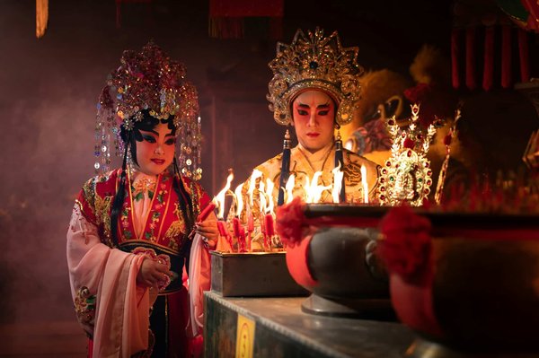 Quelles sont les techniques pour écrire un opéra basé sur des événements historiques récents ?